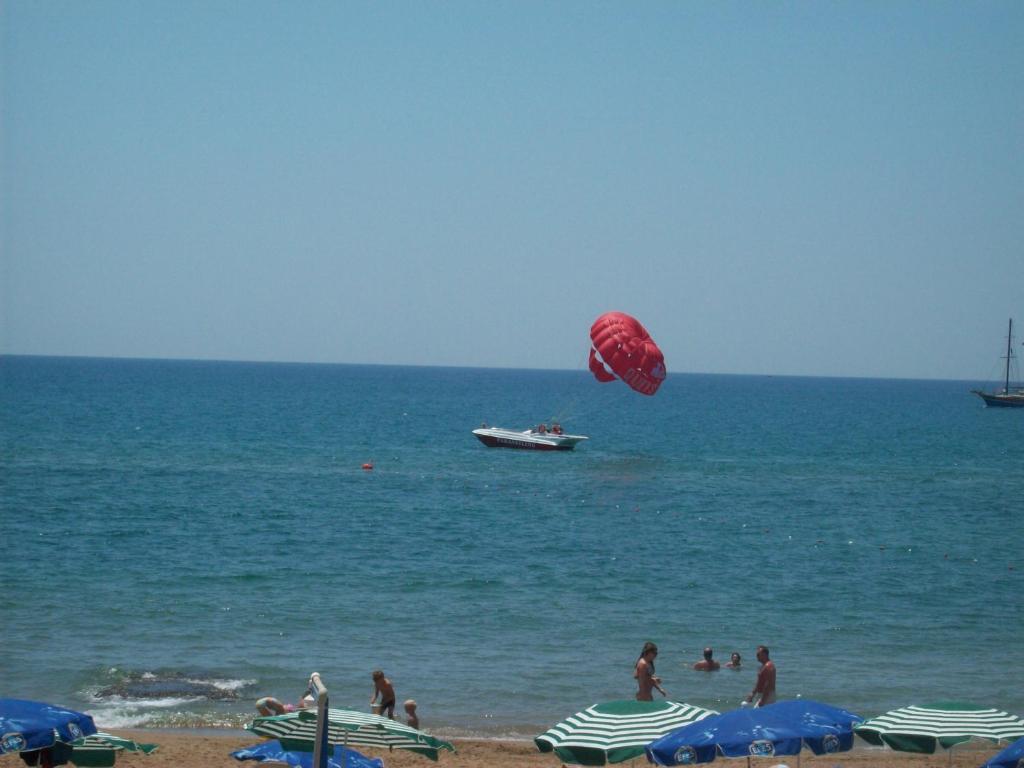 Hera Beach Hotel Side Exterior foto